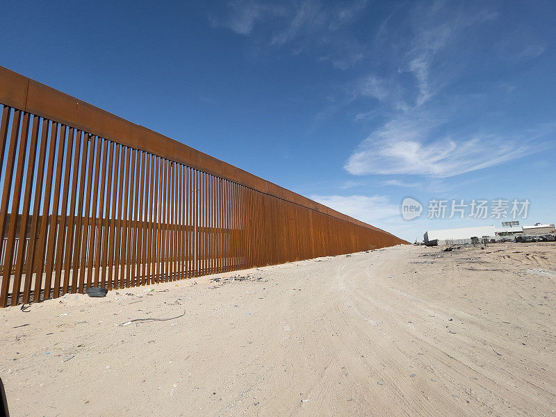 美国墨西哥国际边境墙位于新墨西哥州Sunland Park和墨西哥奇瓦瓦州的Puerto Anapra之间